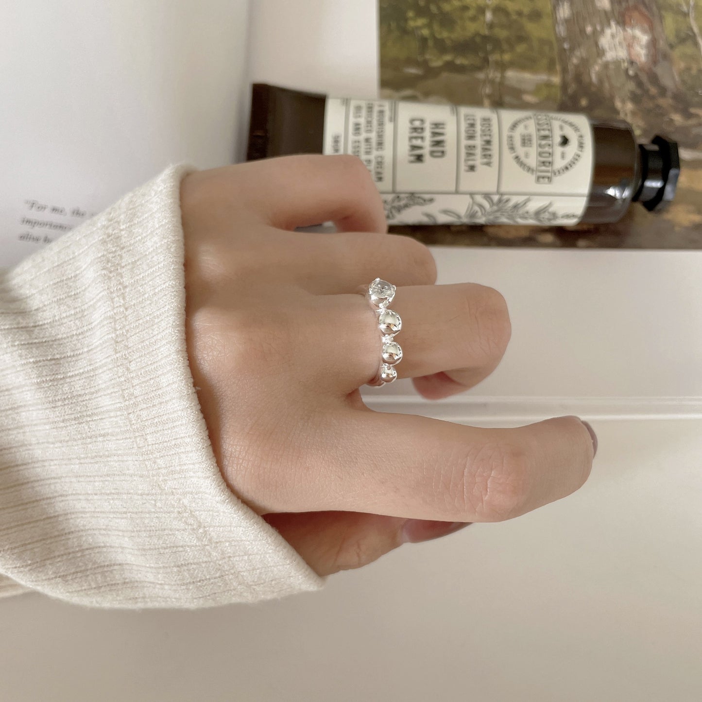Anillo de Plata de Ley 925 Minimalista con Forma de Corazón, Incrustaciones de Circones y Acento Cuadrado Biselado