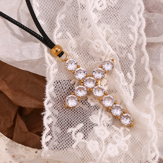 Collana con pendente a forma di croce alla moda in acciaio inossidabile con placcatura in oro 18 carati su cordino nero da donna