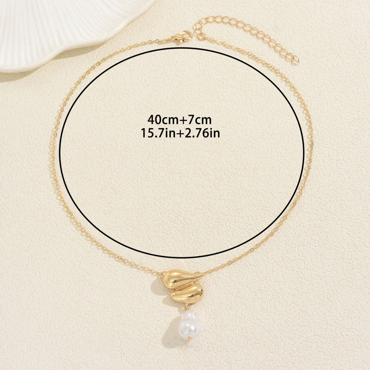 Collana con Pendente Geometrico Minimalista da Donna con Intarsio di Perle e Finitura Placcata in Lega di Zinco