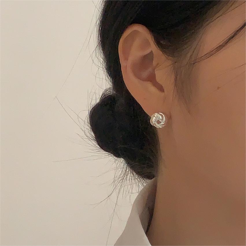 Pendientes minimalistas con letras geométricas bañados en plata de ley 925