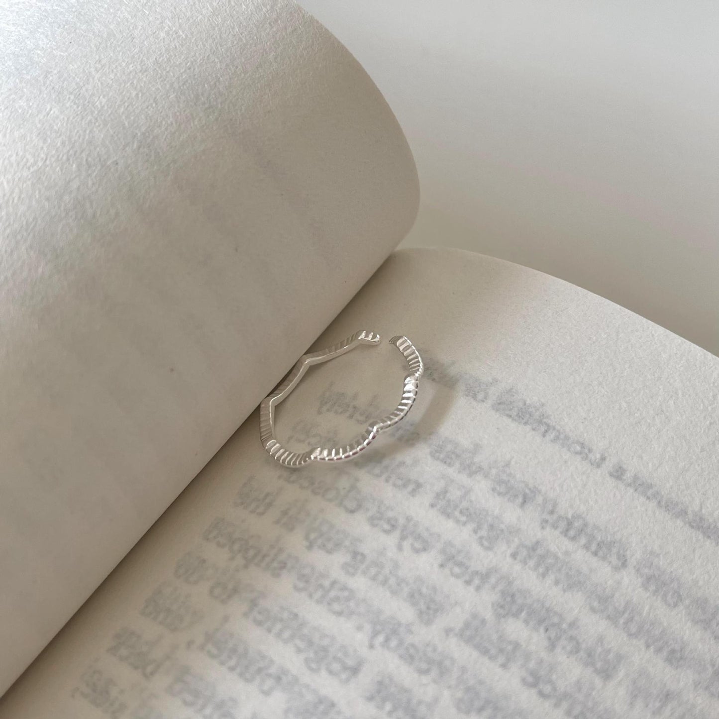 Anello onda geometrico minimalista in argento sterling 925