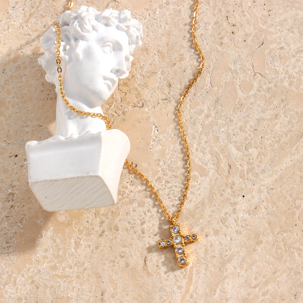 Collar con colgante de cruz de acero inoxidable geométrico minimalista con baño de oro de 18 quilates e incrustaciones de mini circonitas