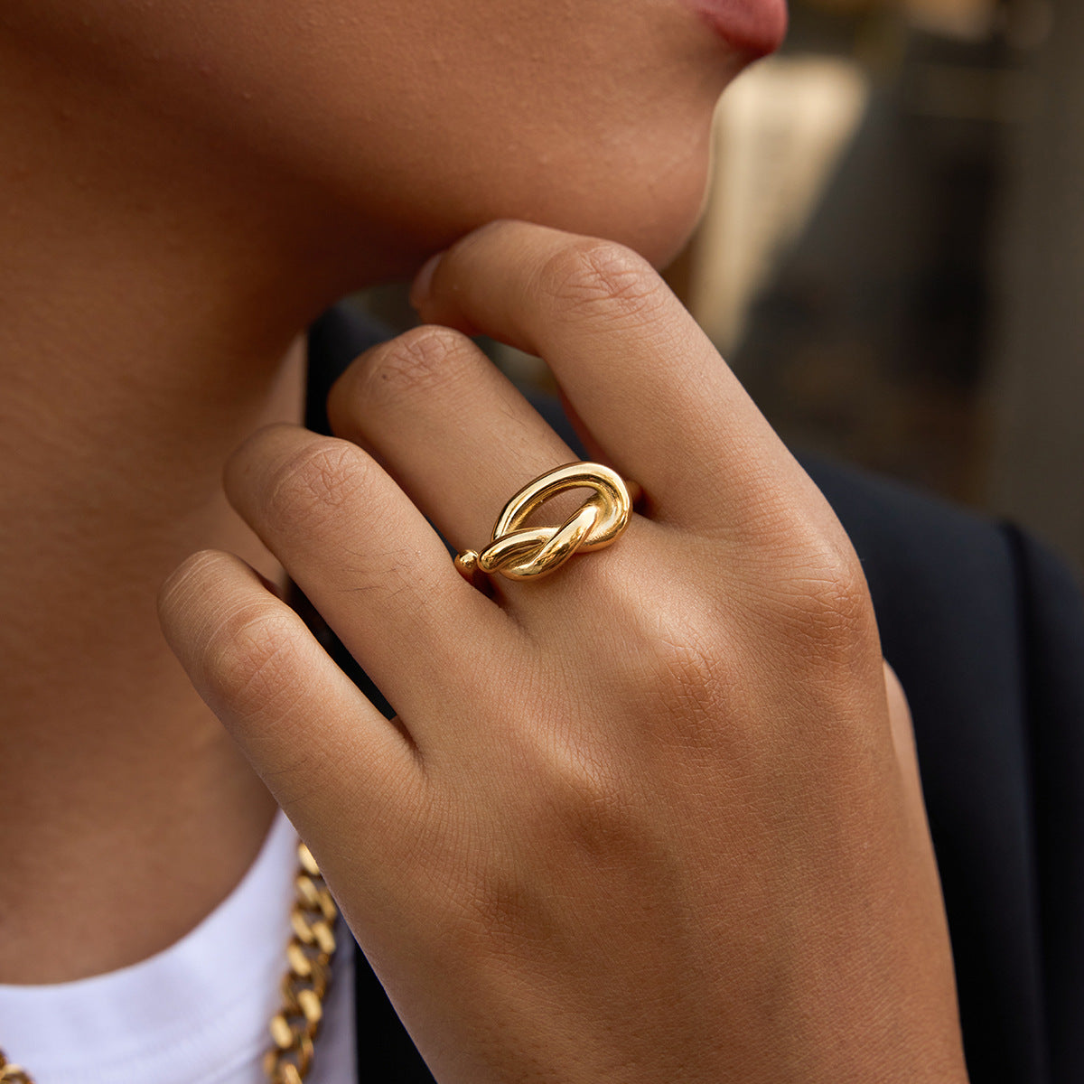 Anillo de acero inoxidable geométrico con baño de oro de 18 quilates para mujer. Accesorio de moda de lujo minimalista