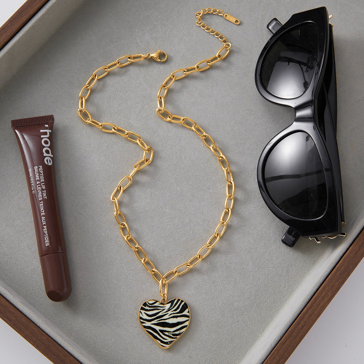 Collana girocollo minimalista in acciaio al titanio a forma di cuore con finitura placcata per donna in acciaio inossidabile