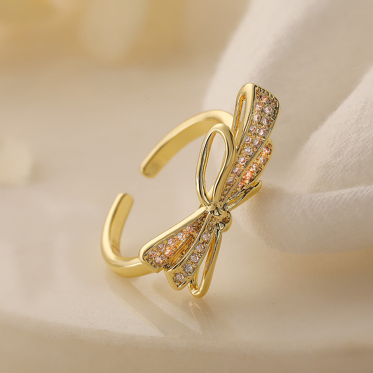 Anello regolabile minimalista a forma di fiocco da donna in rame con placcatura in oro 18 carati e zirconi microincastonati