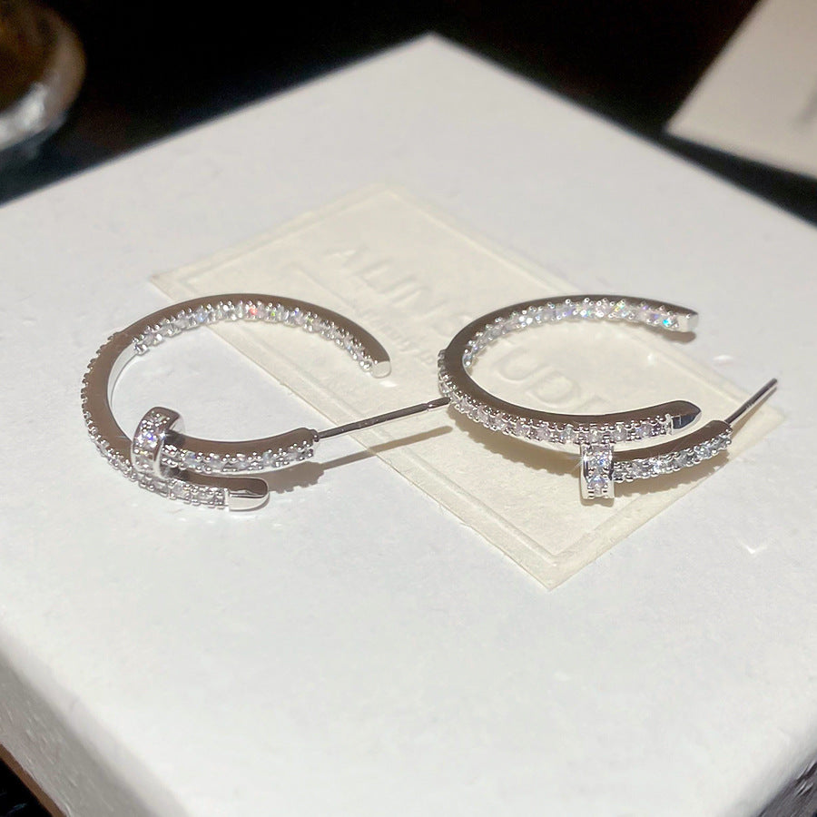 Orecchini a perno geometrici minimalisti a C in zirconia per donna con perni in argento placcato oro e base in rame