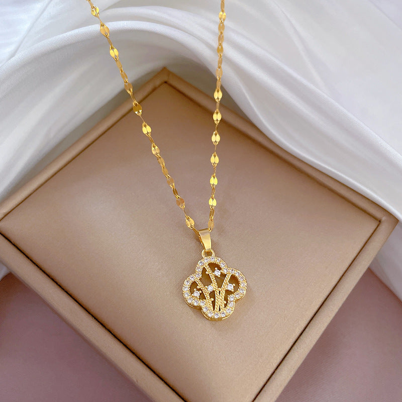 Collana da donna in acciaio al titanio di lusso leggero con pendente a quadrifoglio, intarsio di strass completo e design geometrico per lo styling della clavicola