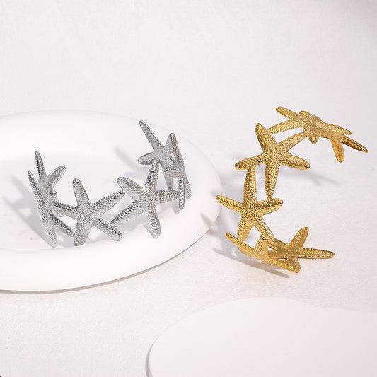 Bracciale rigido aperto minimalista in acciaio inossidabile placcato oro 18K con motivo a stella marina