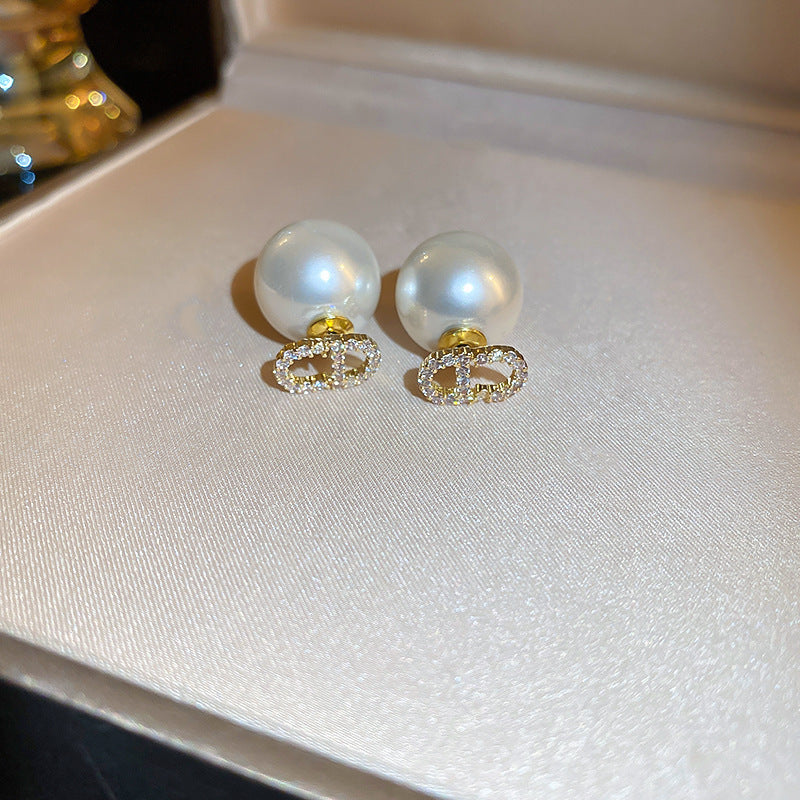 Elegantes pendientes florales de perlas con postes de plata chapados en oro para mujer