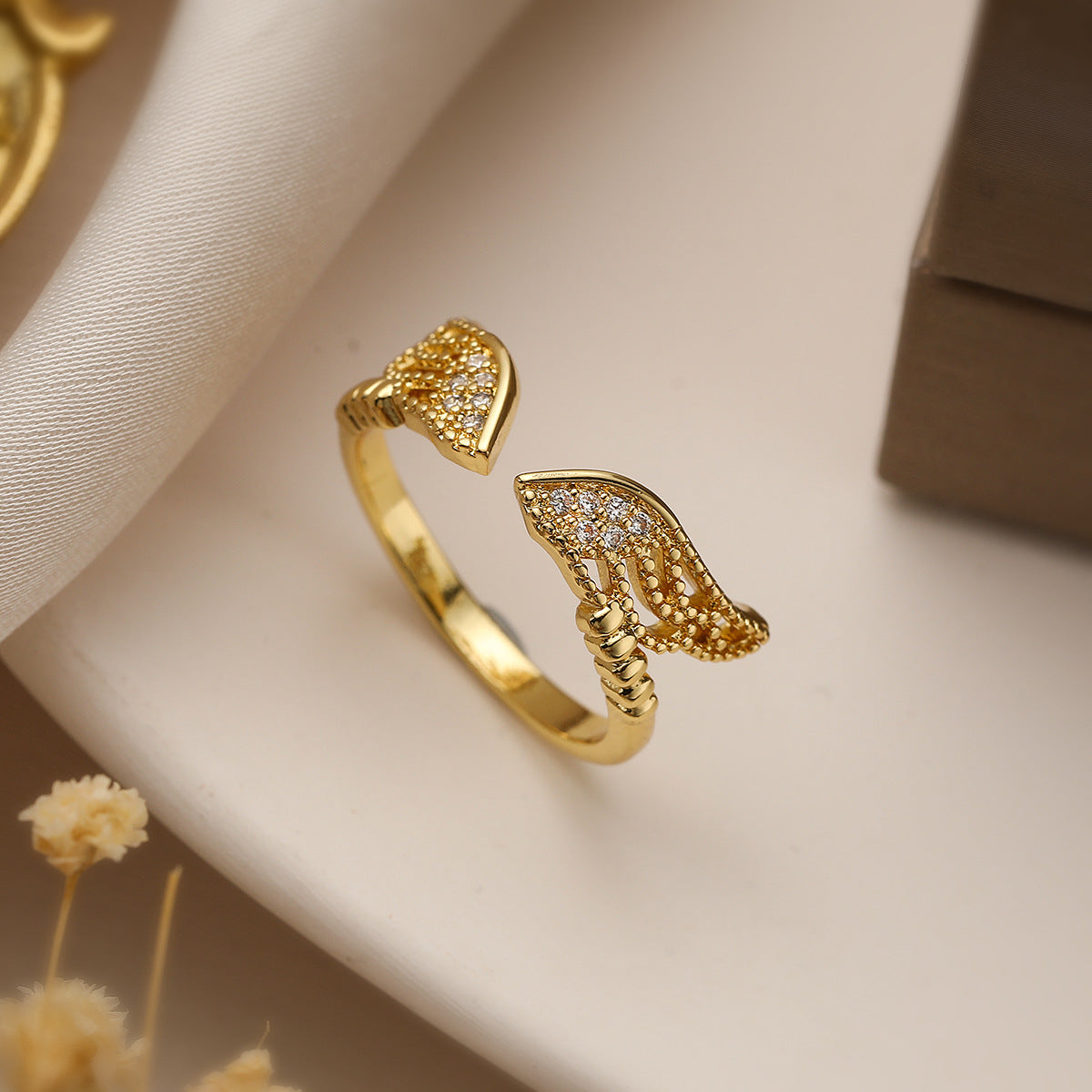 Anello aperto geometrico minimalista da donna in ottone placcato oro 18 carati e dettagli in micro-pavé