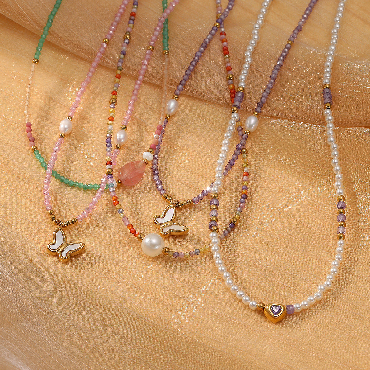 Collana con Pendente a Farfalla Minimalista in Acciaio al Titanio con Finitura Elettroplaccata e Dettagli in Perle Naturali d'Acqua Dolce