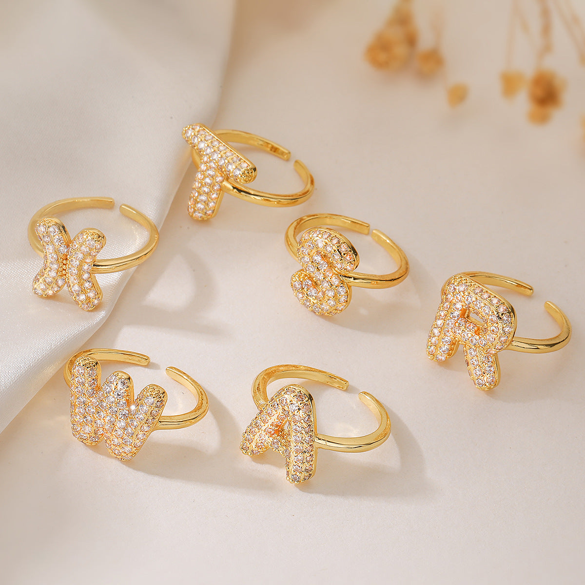 Anillo de cobre minimalista de forma geométrica con letras, chapado en oro de 18K y detalles de circonita para mujer