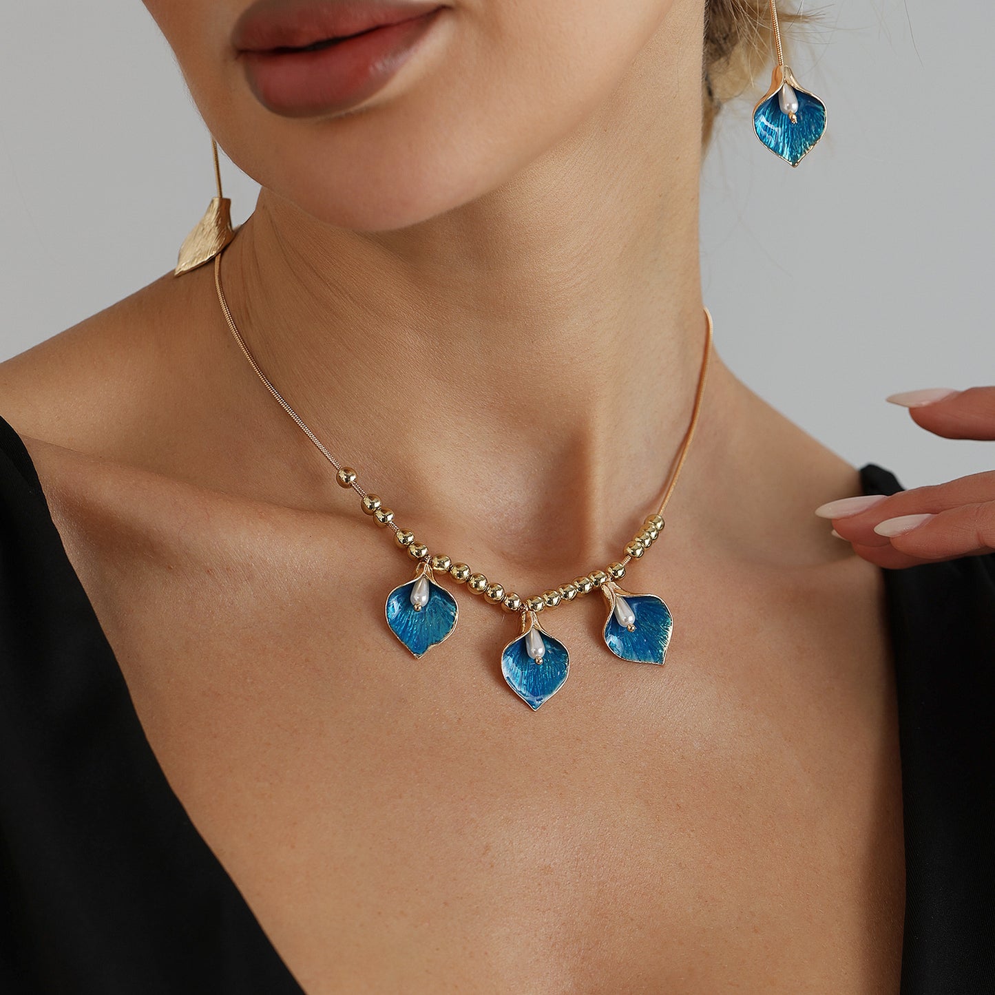 Vintage Elegant Floral Geometric Drip Oil Plated Alloy Necklace for Women