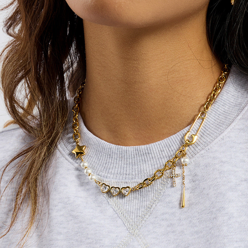 Collana con ciondolo geometrico a graffetta minimalista in acciaio inossidabile con finitura placcata per donna