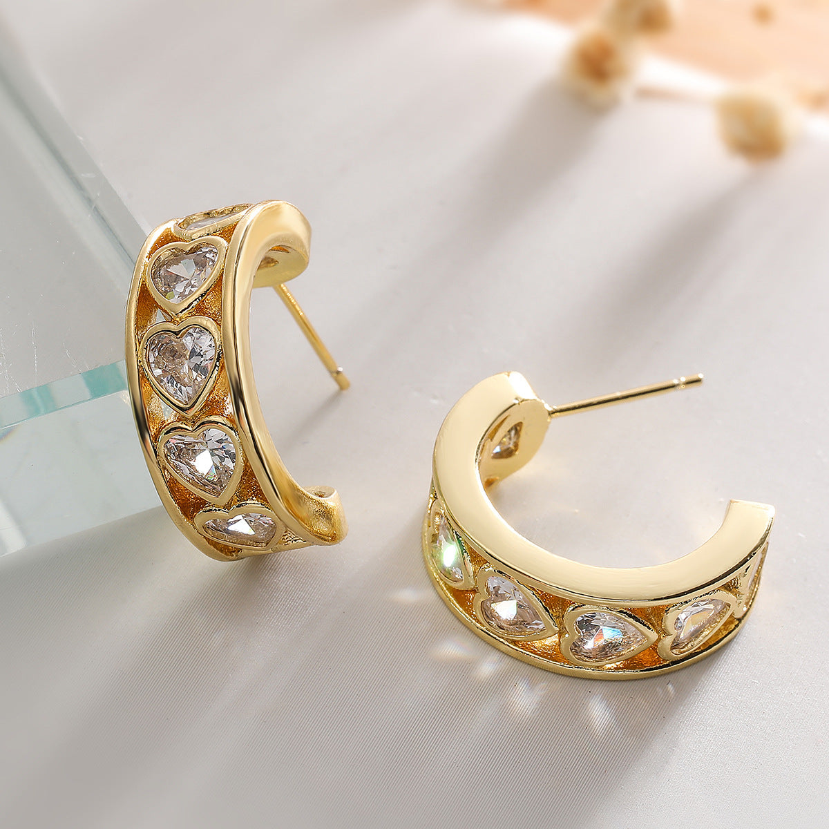 Orecchini geometrici a C in rame placcati oro 18 carati con intarsio in zirconi per donna, gioielli alla moda di ispirazione vintage