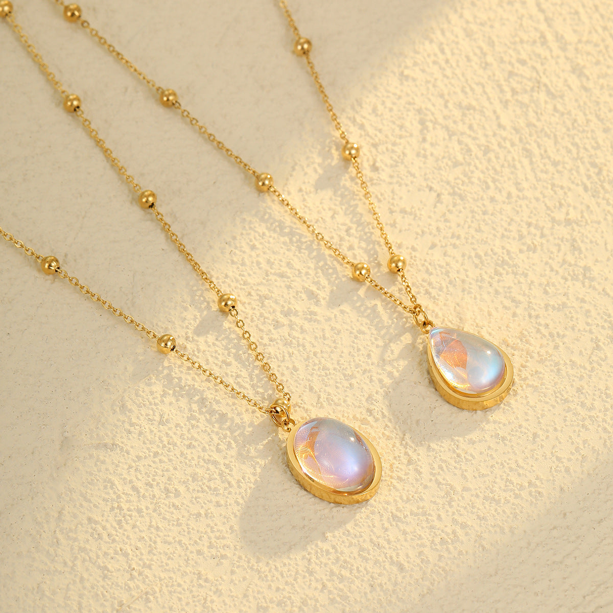 Elegante Collar Ovalado de Acero Inoxidable con Colgante de Piedra Lunar Iridiscente y Baño de Oro de 18K para Mujer