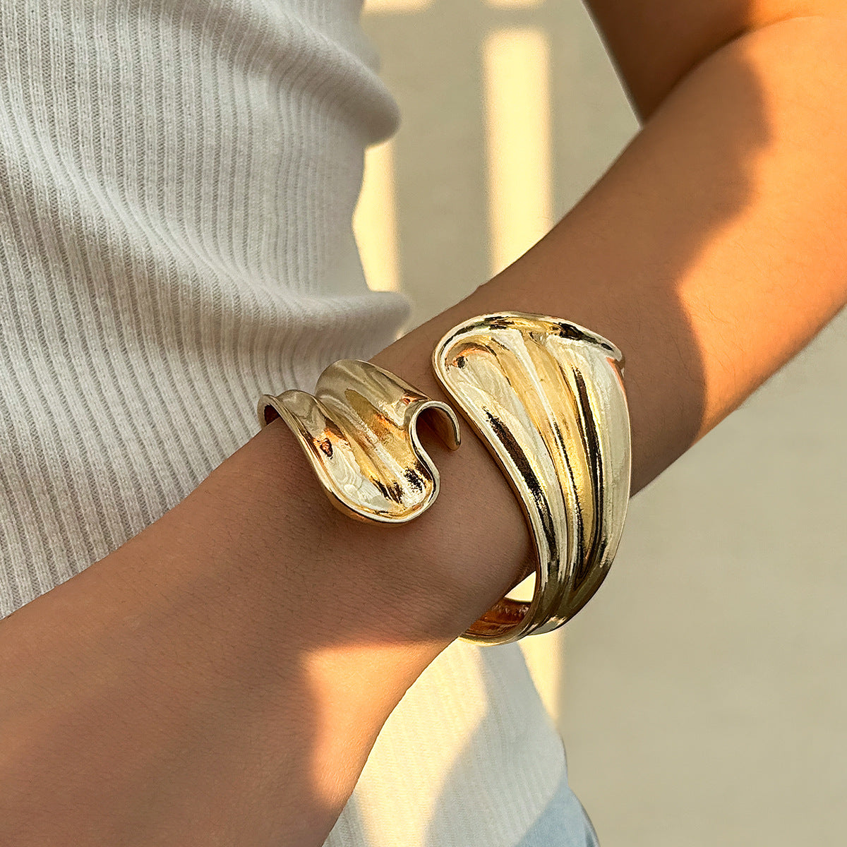 Bracciale in lega a forma di foglia stropicciata irregolare stile punk con chiusura ad anello a molla