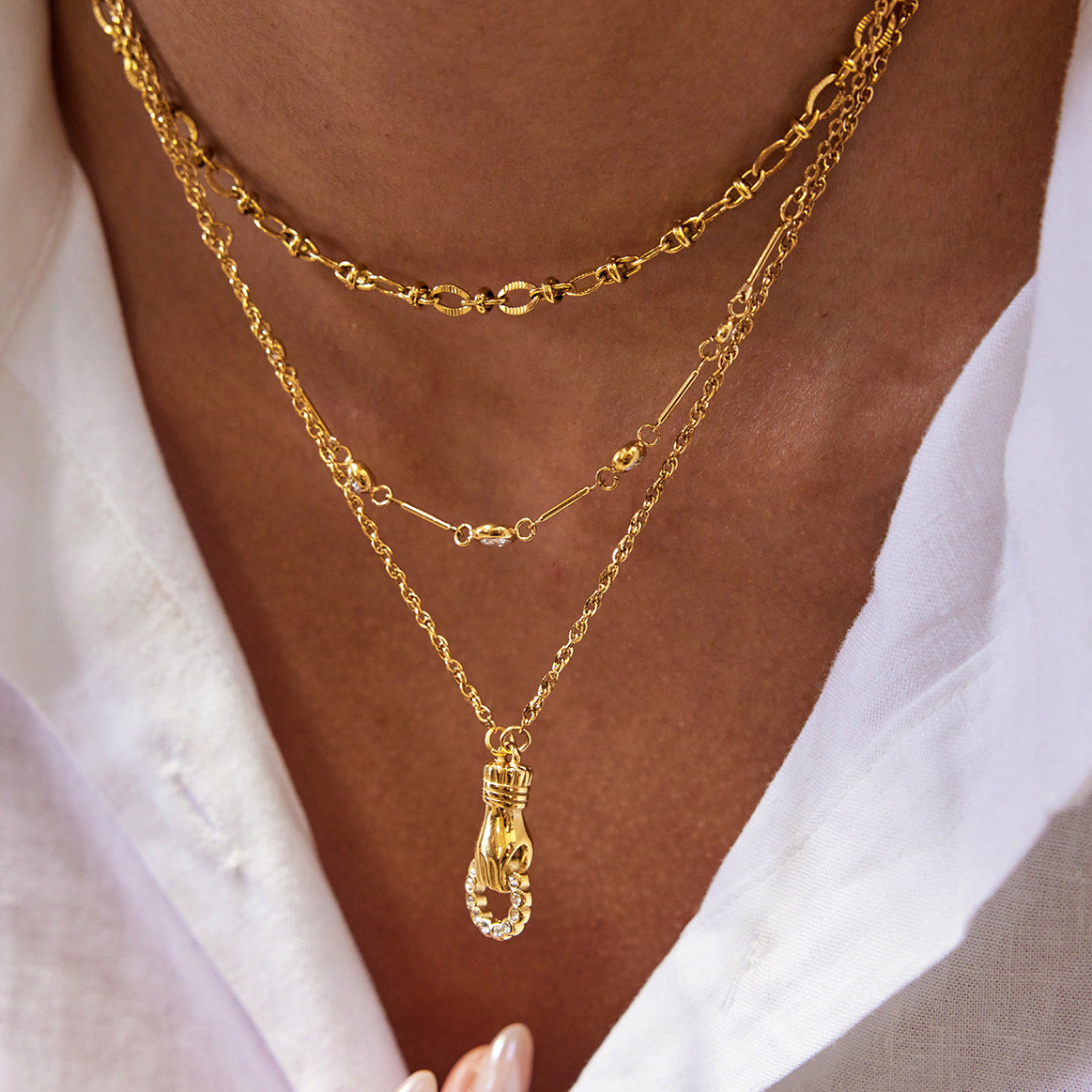 Collar de moda con dije geométrico en forma de mano para mujer en acero de titanio con incrustaciones de diamantes de imitación y baño de oro al vacío PVD