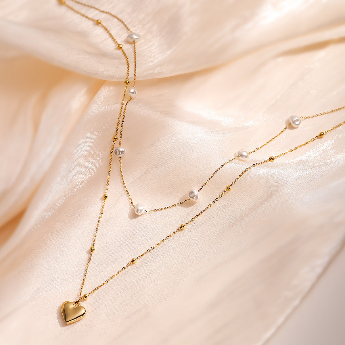 Collana con ciondolo a cuore minimalista in acciaio inossidabile con accenti di perle da donna, catena a doppio strato alla clavicola