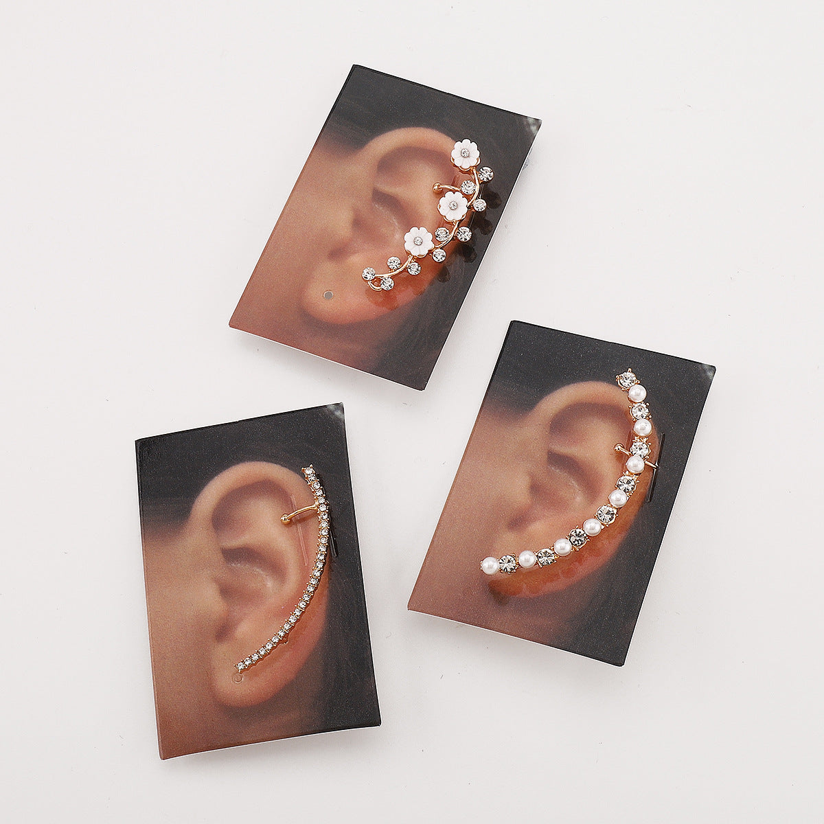Orecchini a clip minimalisti a forma di margherita in lega con intarsi di strass e perle simulate da donna