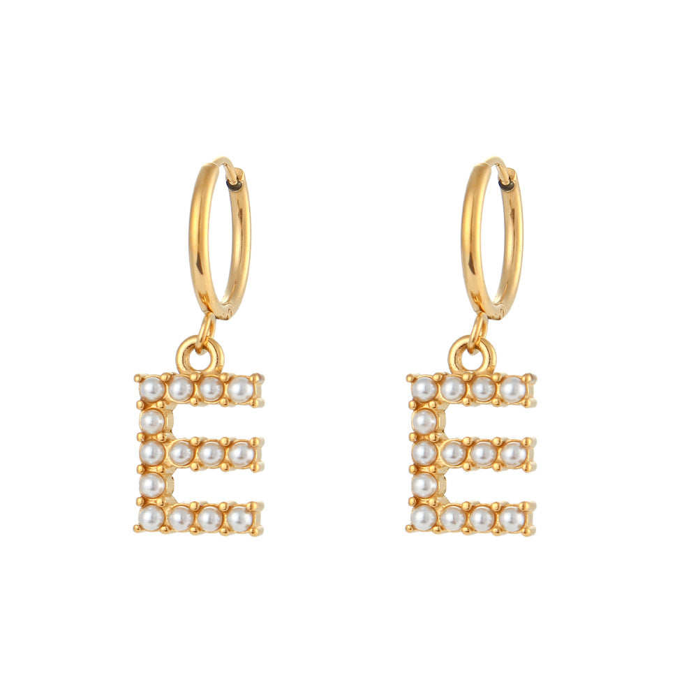 Orecchini a perno a forma di lettera dal design minimalista per donna in acciaio inossidabile con placcatura in oro 18 carati e dettagli in perle