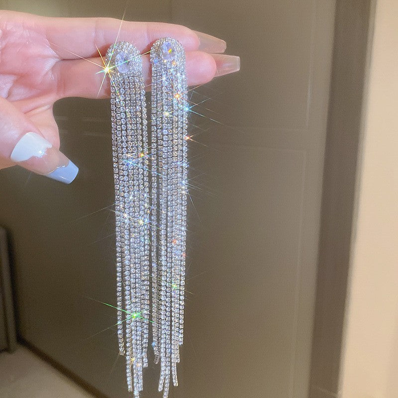 Orecchini pendenti con nappe geometriche minimaliste con intarsi di strass in rame placcato e perni in argento sterling 925 da donna