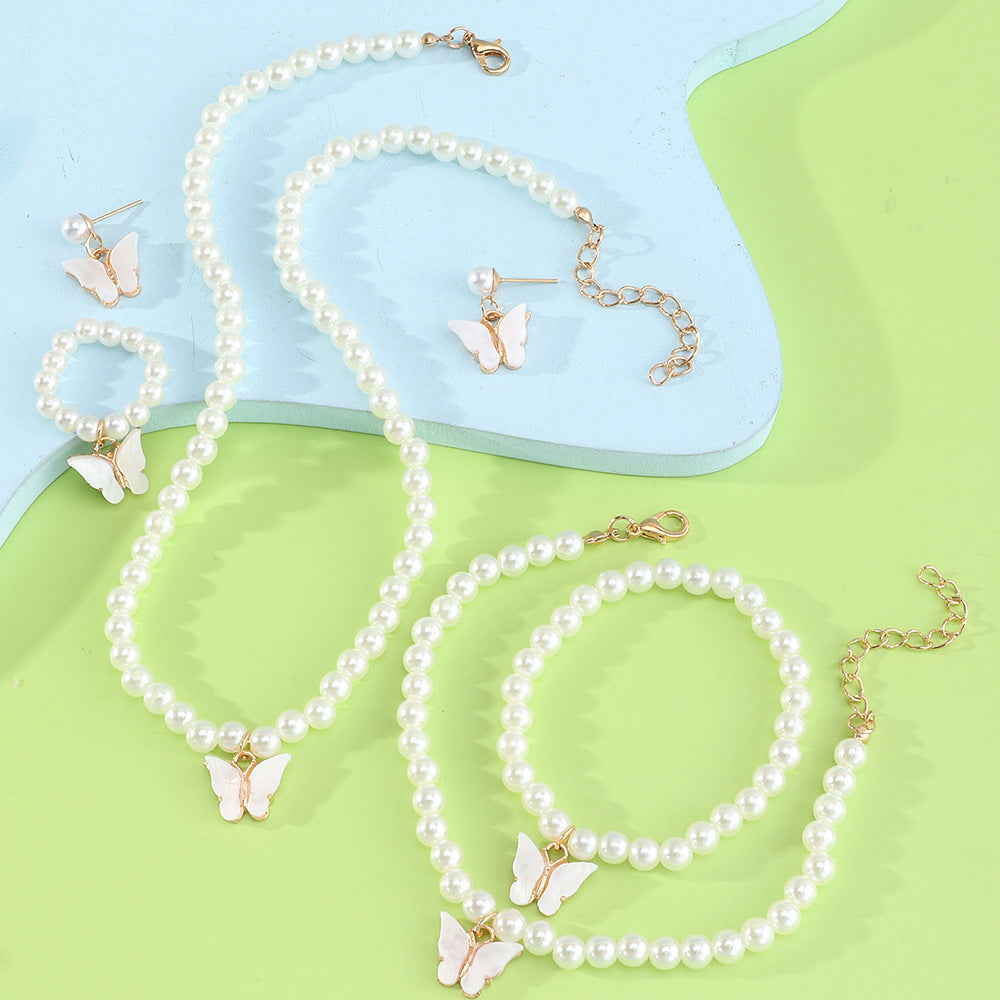 Set di collana minimalista con perle a farfalla per bambini con orecchini, bracciale e anello con catena di perline tonde