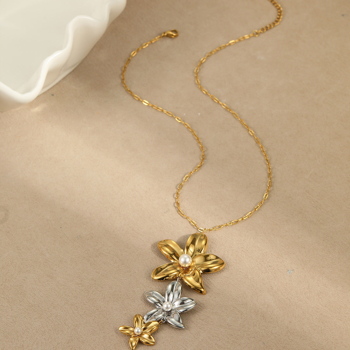 Elegante set collana con pendente floreale e orecchini in acciaio inossidabile placcato oro e argento da donna