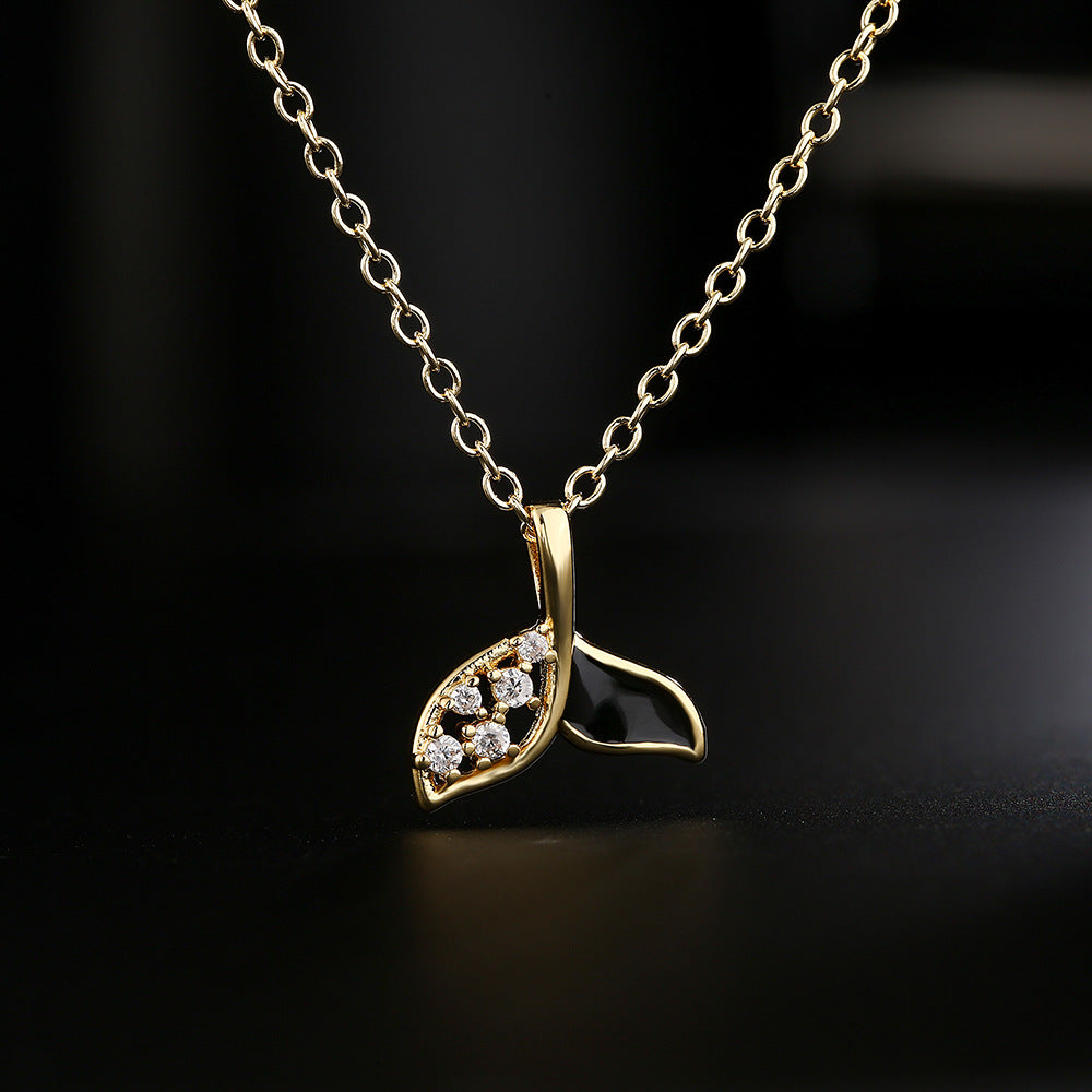 Collana Pendente Coda di Pesce Fresca e Delicata da Donna in Rame con Placcatura in Oro 18K e Finitura a Smalto