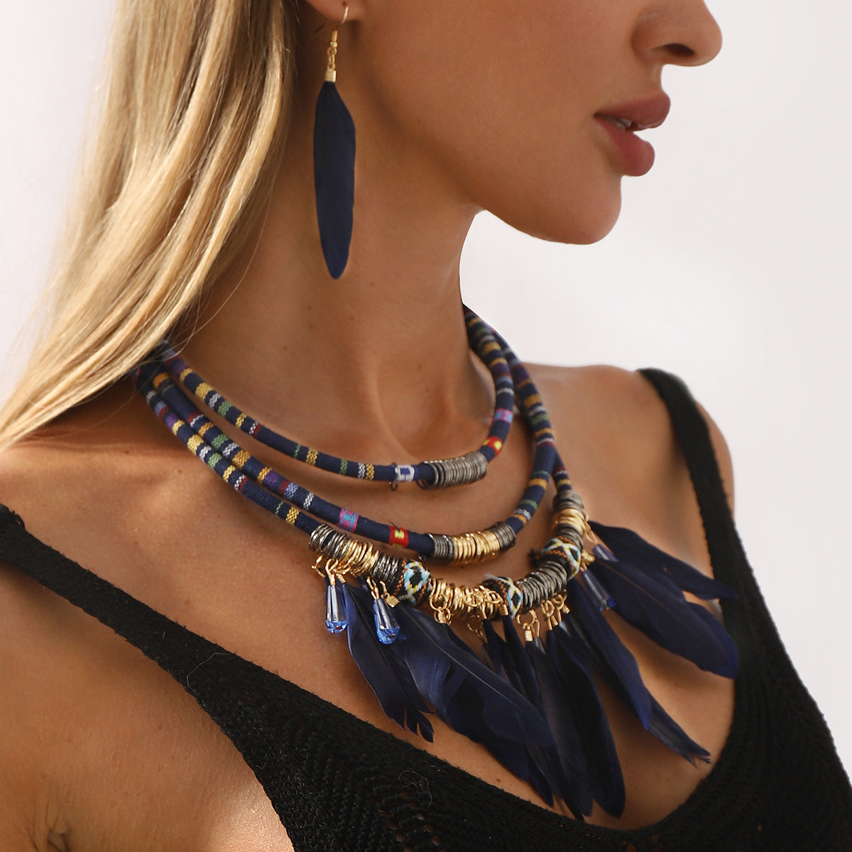 Conjunto de collar y pendientes de plumas bohemios hechos a mano para mujer con cadena de cordón de algodón y diseño artístico étnico