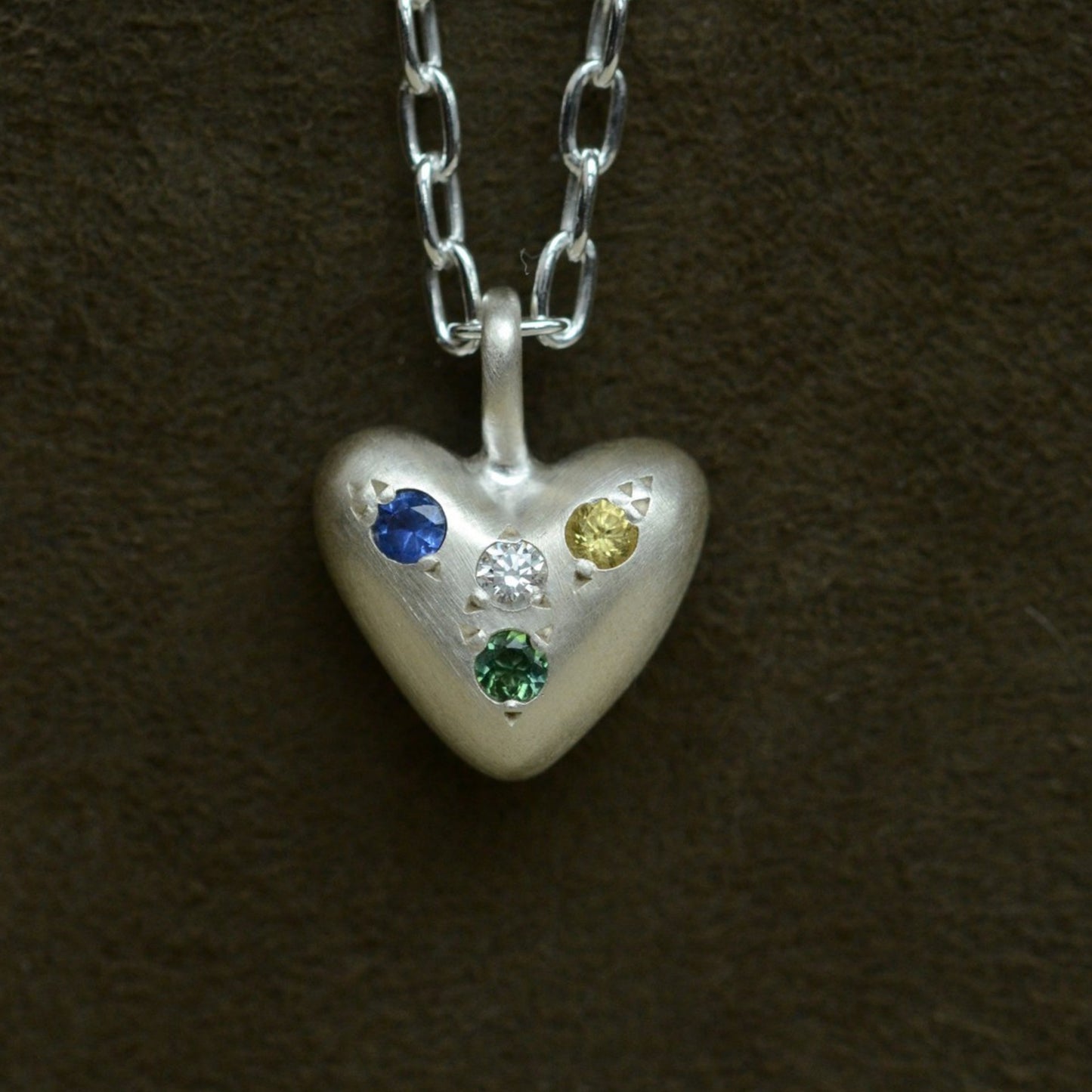 Collana con ciondolo a barra placcato in acciaio inossidabile con zirconi cubici a cuore minimalista