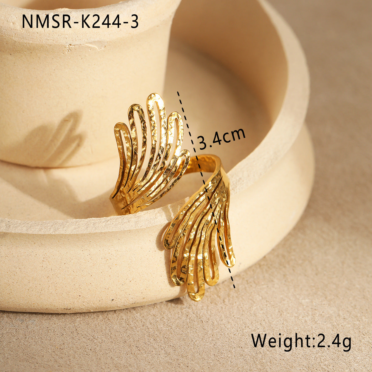 Anillo Minimalista Geométrico de Acero Inoxidable con Textura Martillada y Baño de Oro de 18K, con Banda Abierta para Mujer