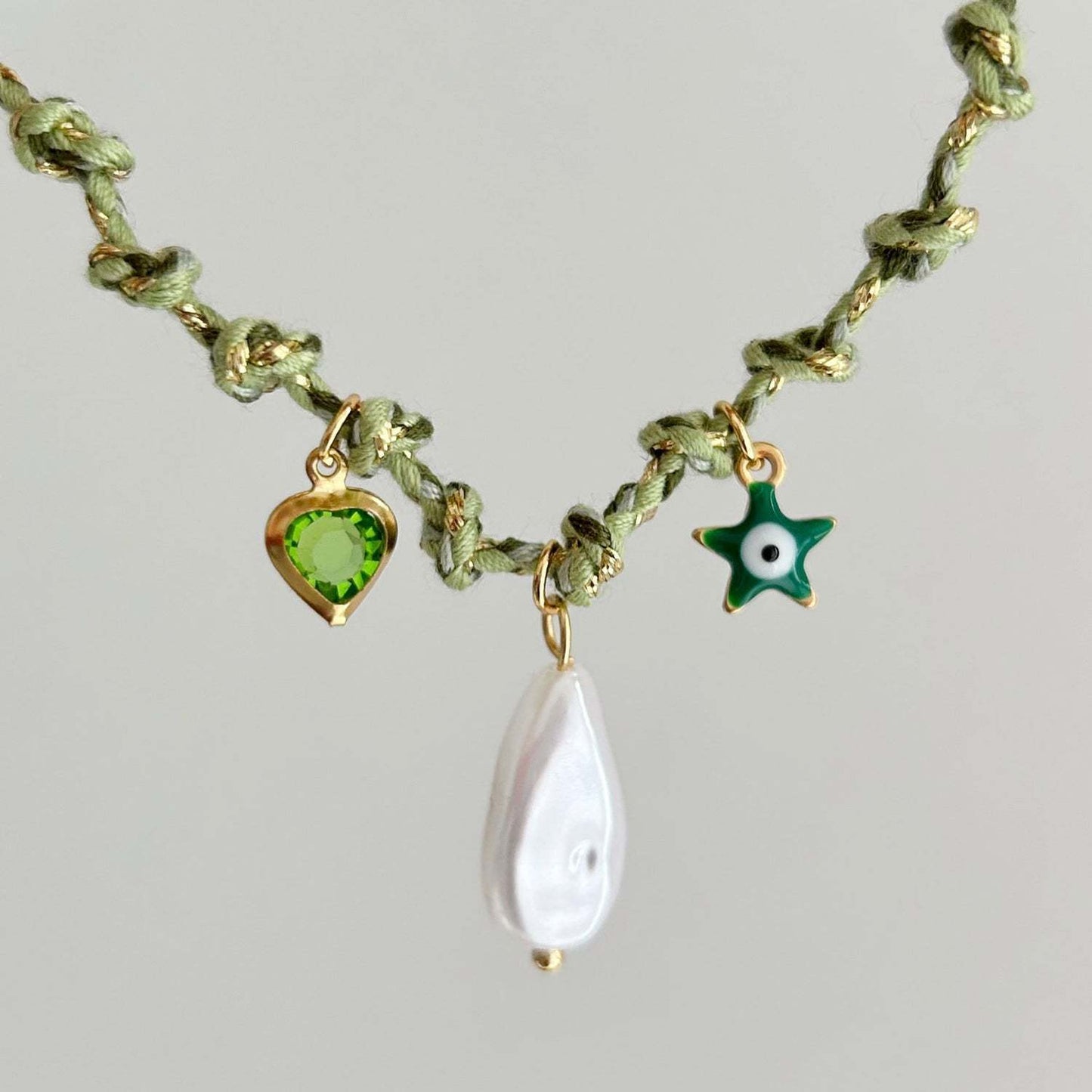 Collana da donna con ciondolo a farfalla a stella, perla e barretta placcata in titanio e acciaio personalizzata