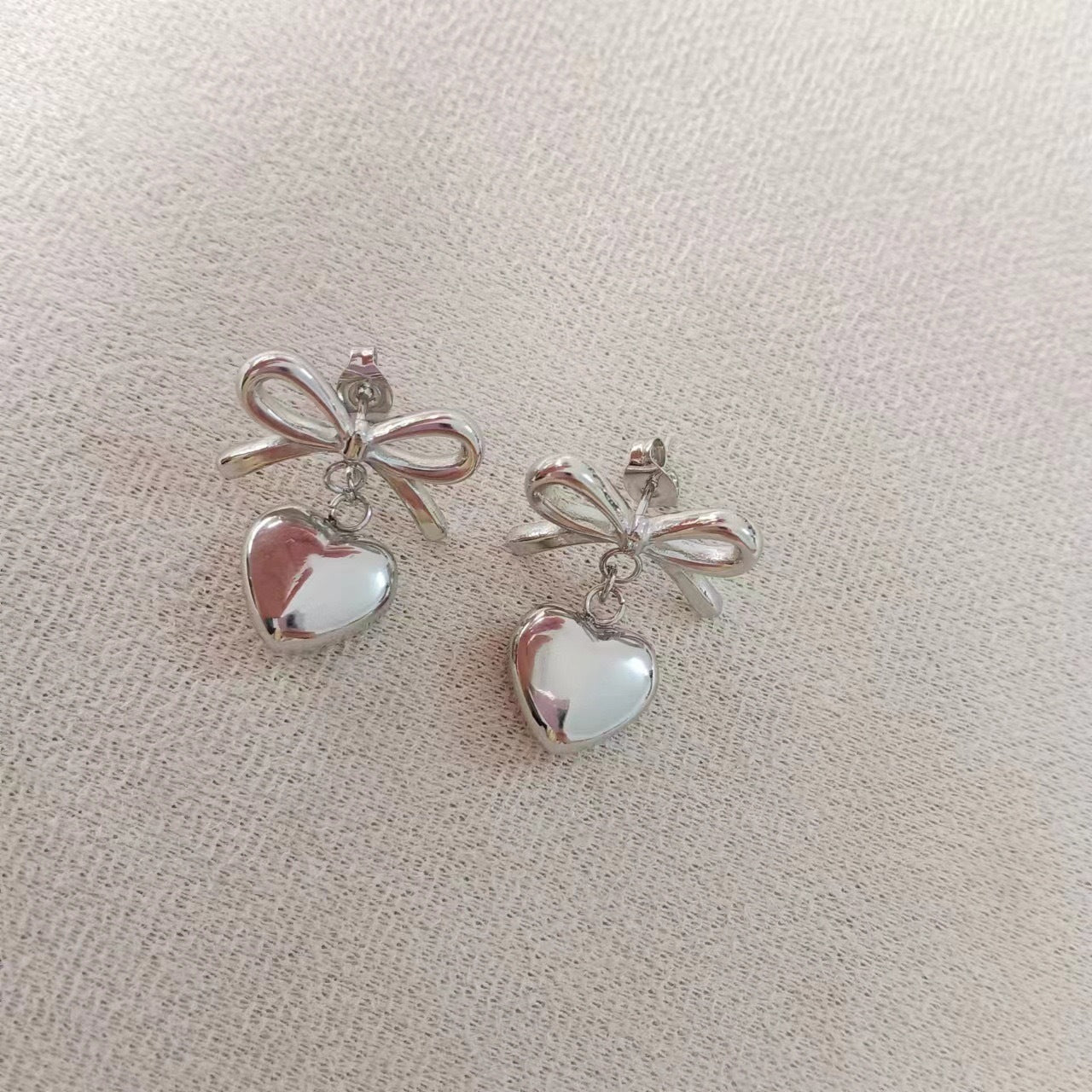 Pendientes Minimalistas de Acero Inoxidable con Forma de Lazo para Mujer con Acabado Chapado, Diseño Dulce y Atrevido