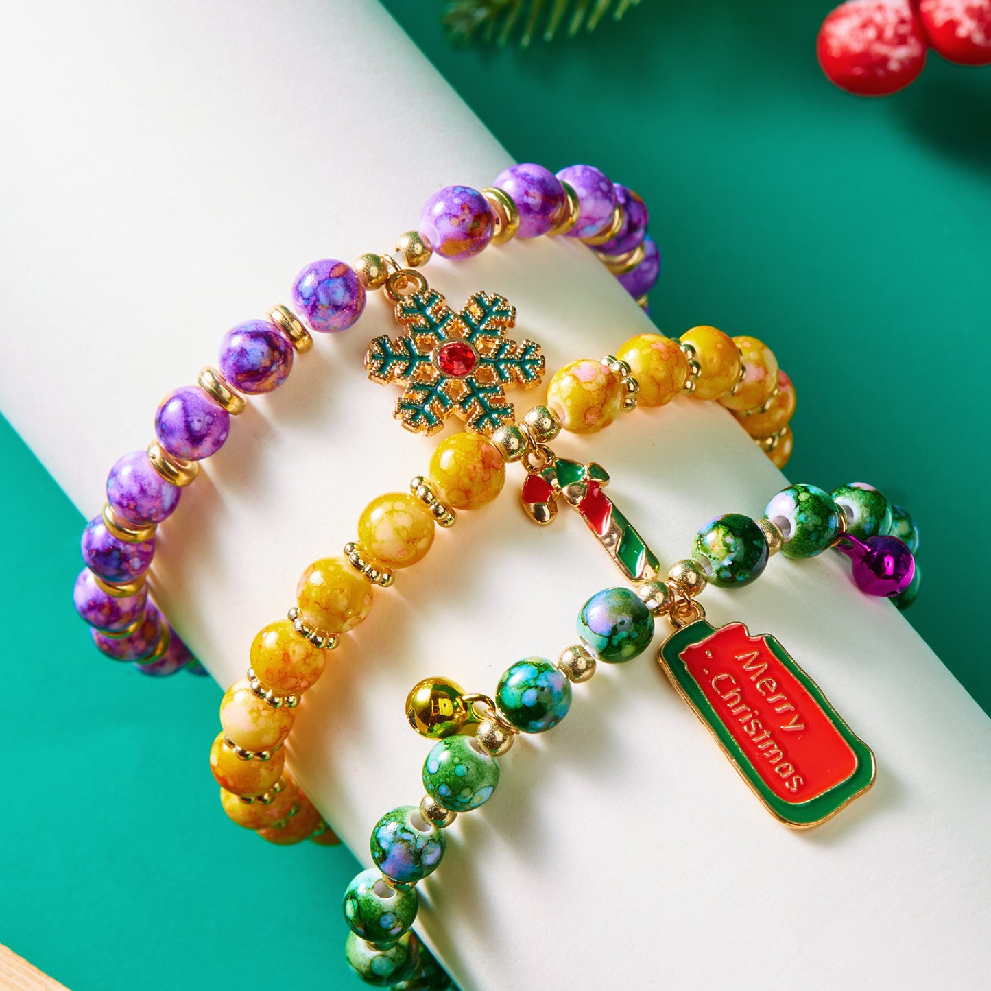 Set di braccialetti a tema natalizio alla moda per donne con ciondoli a forma di Babbo Natale, pupazzo di neve e albero di Natale, braccialetti in lega con perline