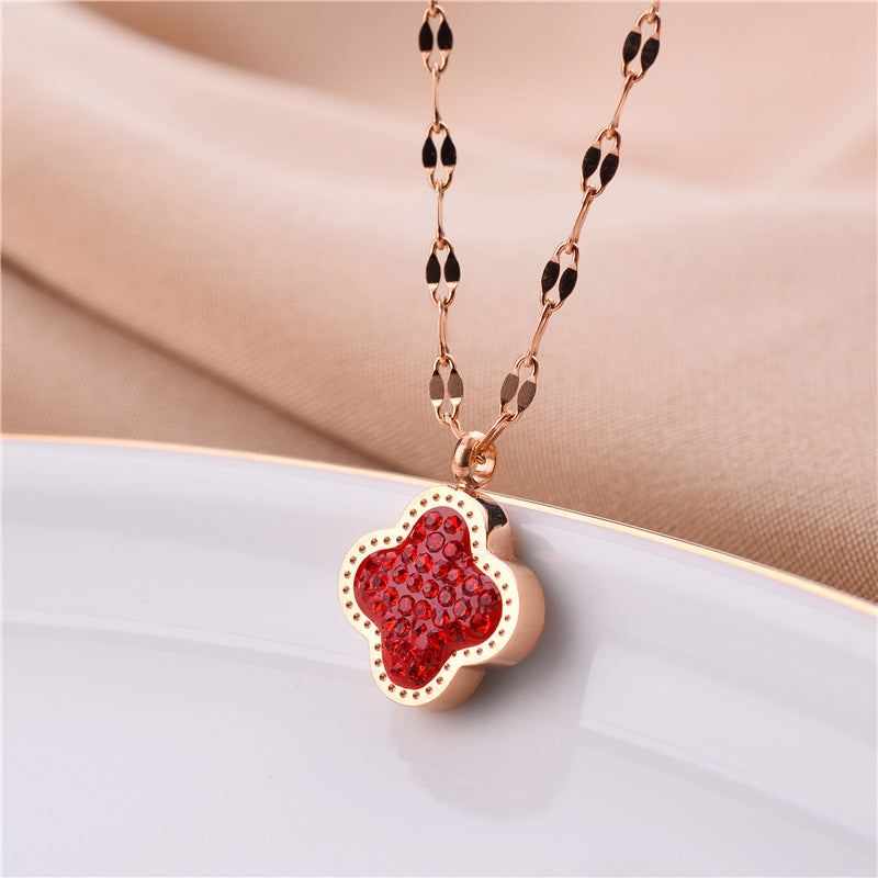 Collana da donna a trifoglio con strass neri e rossi double-face, in acciaio al titanio placcato, catena a onda d'acqua, stile ufficio, con ciondolo floreale