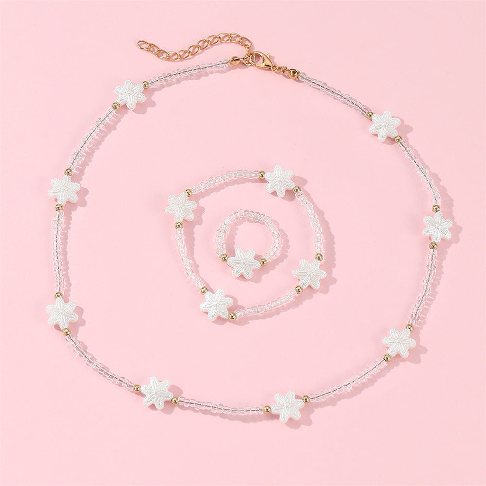 Set di collana floreale a farfalla minimalista con perle e ciondolo in plastica su catena di perline rotonde per ragazze