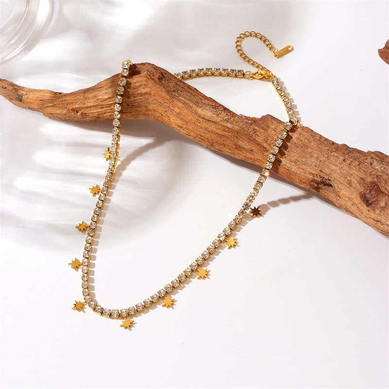 Collana con ciondolo a stella a otto punte in acciaio al titanio, lusso minimalista, con intarsio completo di strass e finitura placcata