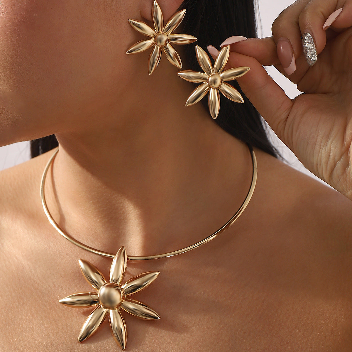 Vintage Floral Alloy Earrings and Necklace Set with Gold-Plated Finish for Women