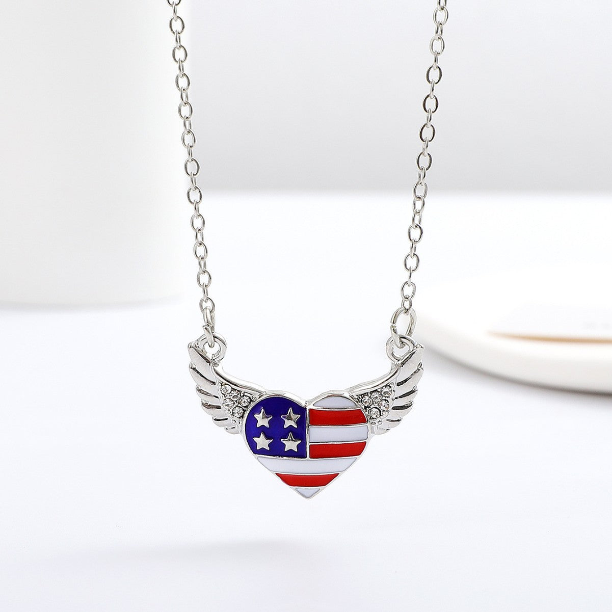 Minimalist Rhinestone Inlaid Heart & Wing Pendant Zinc Alloy Necklace with Cable Chain