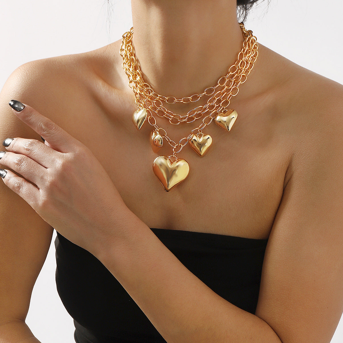 Collana con ciondolo a cuore geometrico esagerato in catena di alluminio con ciondolo in lega galvanizzata da donna