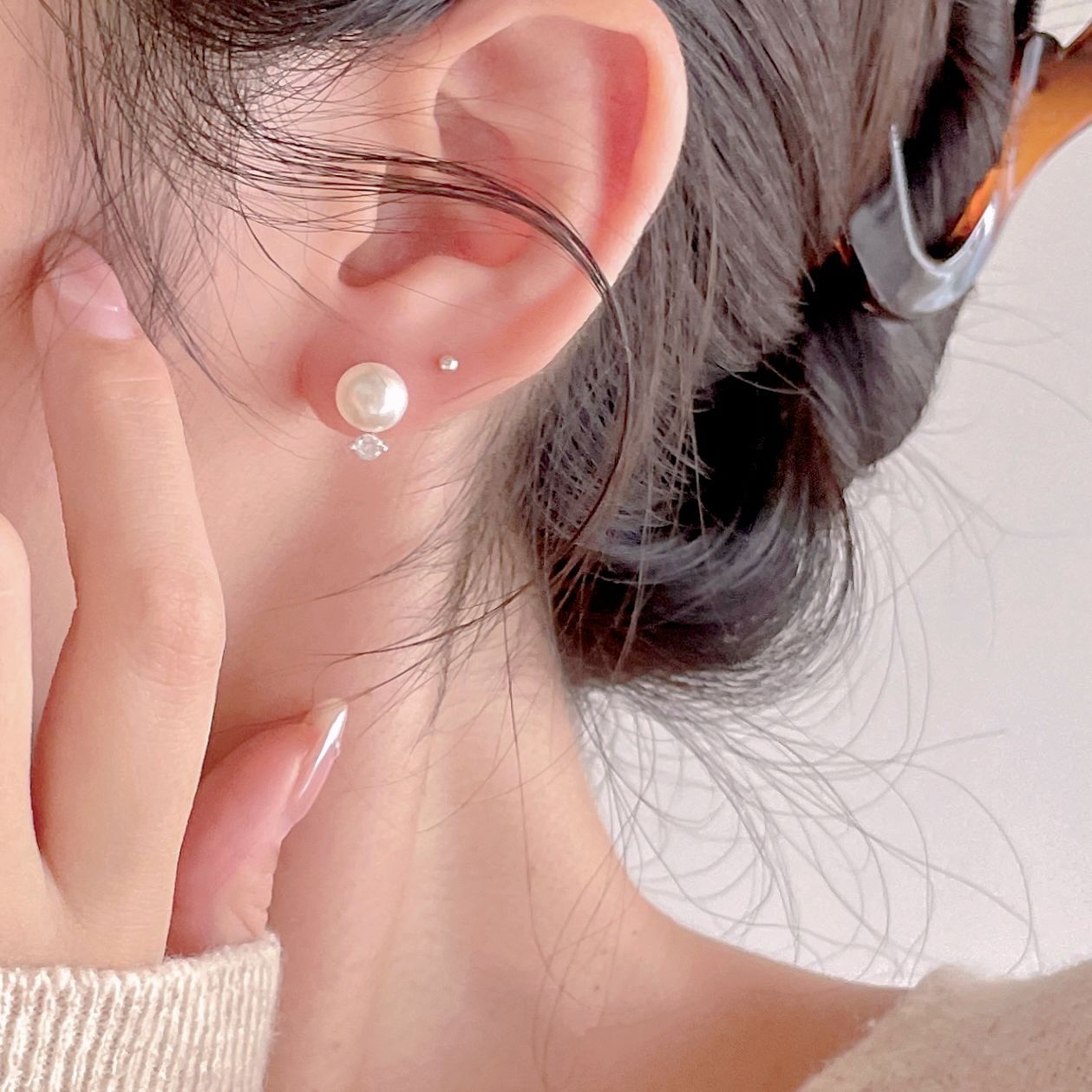 Minimalist Pearl and Zircon Stud Earrings in 925 Sterling Silver with Gold Plating
