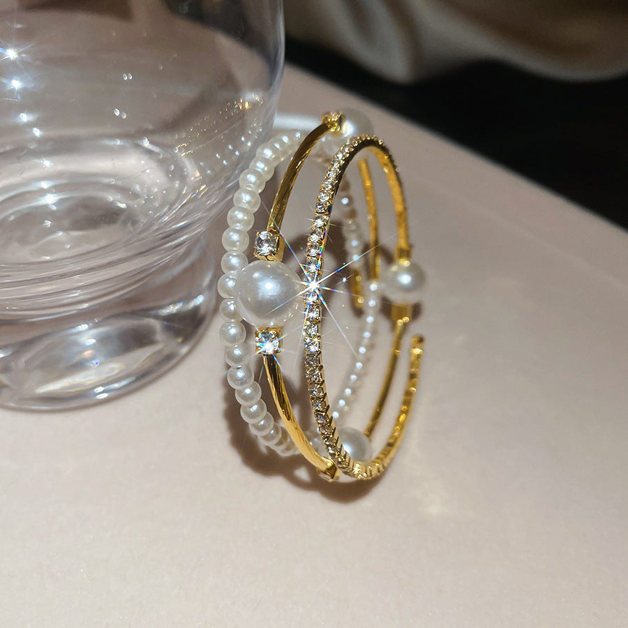 Elegante brazalete abierto de doble capa con perlas y diseño geométrico redondo, incrustaciones de pedrería y estilo vintage, accesorio minimalista de lujo