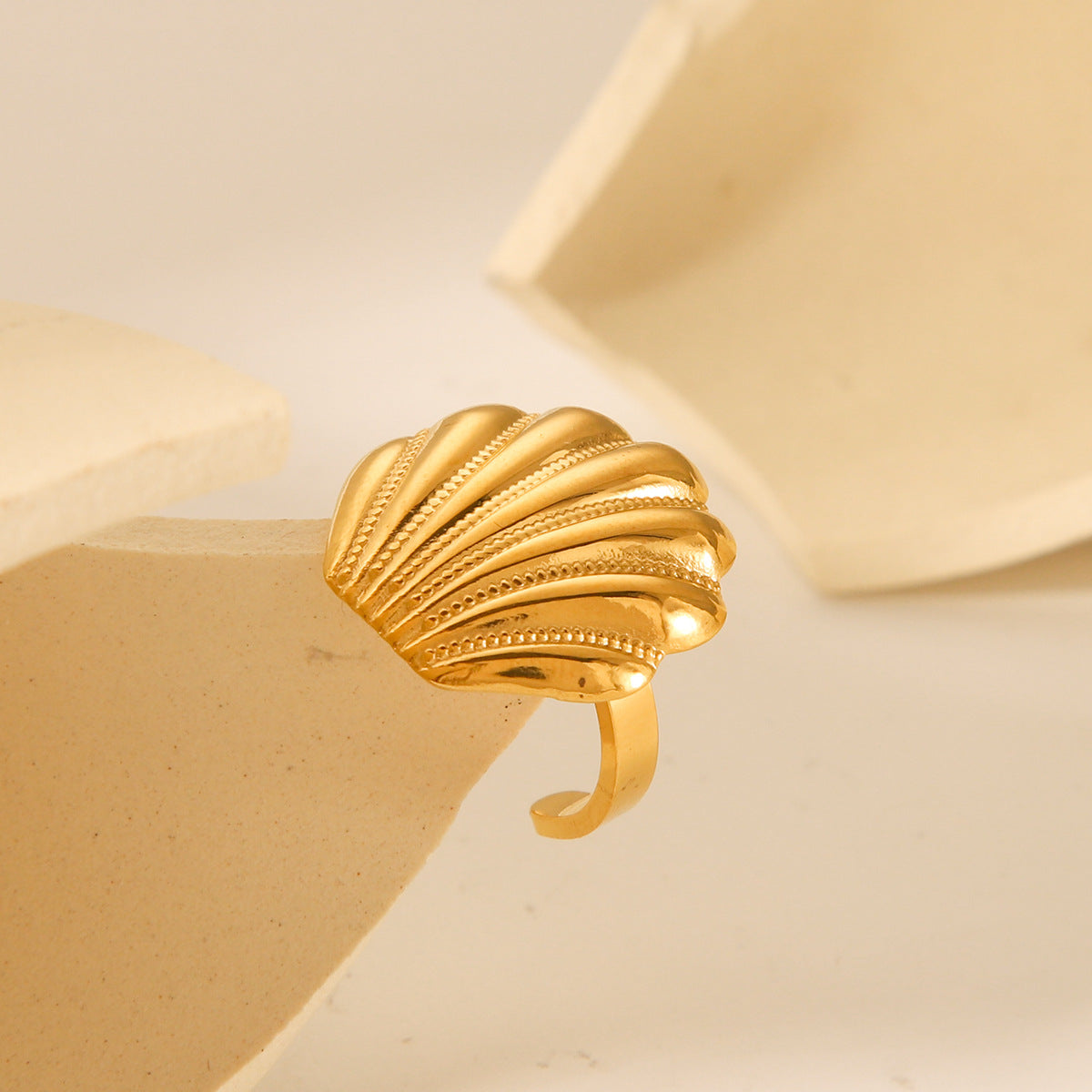 Anillo de acero de titanio con forma de festón geométrico estilo INS con baño de oro de 18 quilates para mujer Joyería de mano de lujo