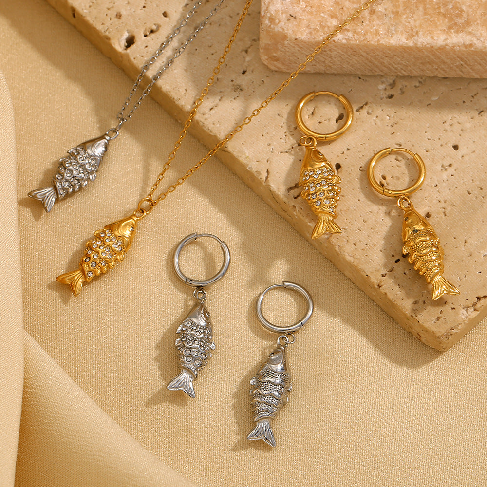Collana con Ciondolo a Pesce Koi Minimalista in Acciaio Inossidabile con Placcatura in Oro 18K e Intarsio Completo di Strass da Donna