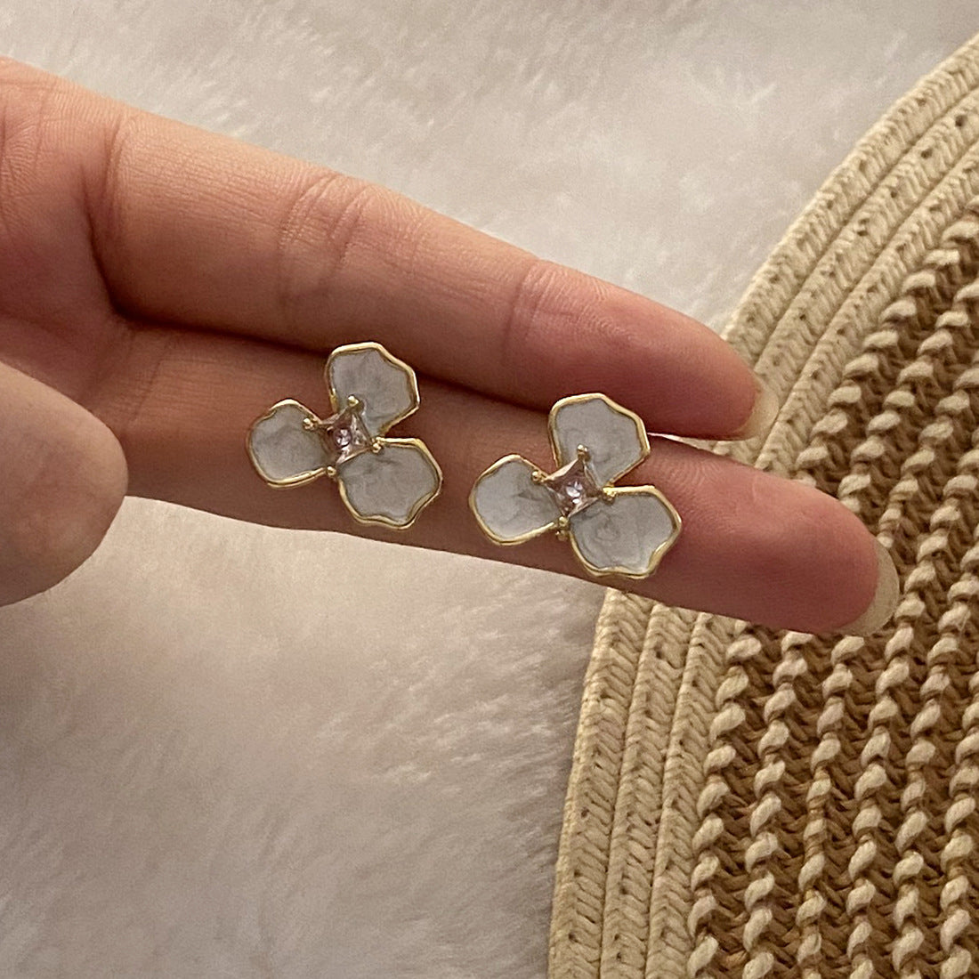 Orecchini a perno in acciaio inossidabile smaltati floreali vintage con design a petalo