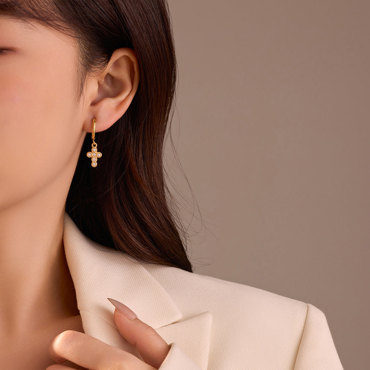 Pendientes de cruz de moda en acero titanio con incrustaciones de circonita y chapado al vacío de oro de 18K para mujer