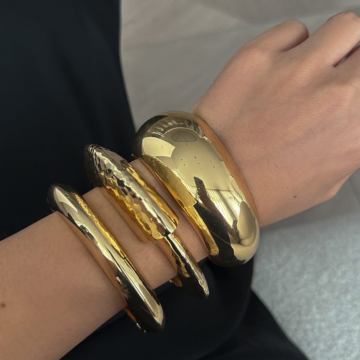 Pulsera de Aleación Dulce y Atrevida con Textura Martillada y Acabado Pulido para Mujeres