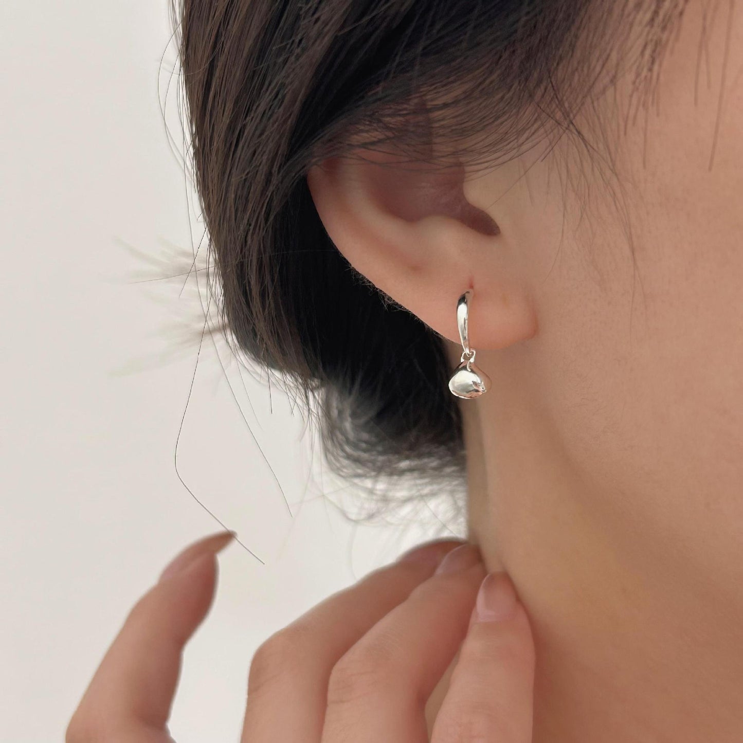 Orecchini a perno dolci e minimalisti in argento sterling 925 a forma di goccia con intarsio di perle