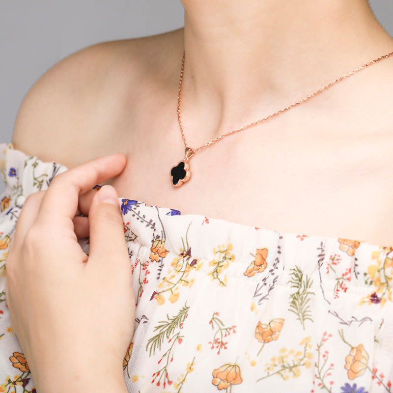 Collana da donna a ciondolo minimalista a quadrifoglio in acciaio al titanio con catena a croce